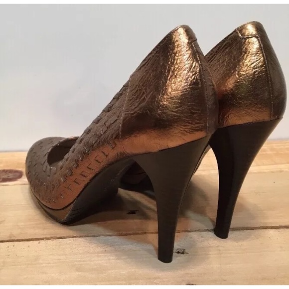 Andrew Geller Metallic Gold Leather RoundToe Heels - Picture 4 of 8